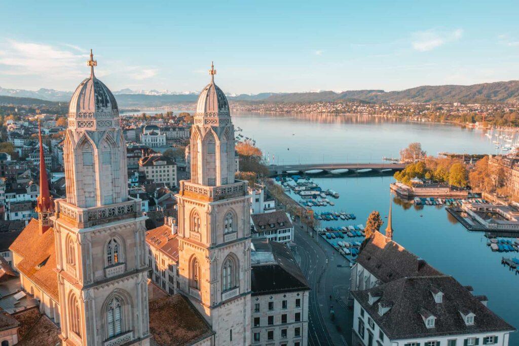 Zürich Altstadt mit Grossmünster – Kirchenaustritt Zürich einfach online erledigen